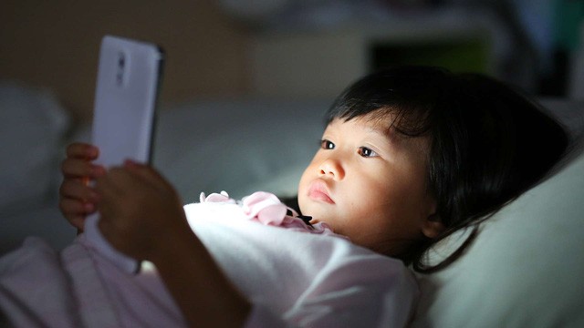 Bé bị rối loạn giấc ngủ sau khi trở lại trường, mẹ nên làm gì?
