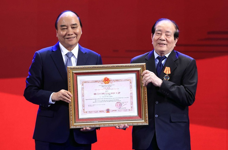 Nhà thơ Hữu Thỉnh được trao tặng Huân chương Độc lập hạng nhì