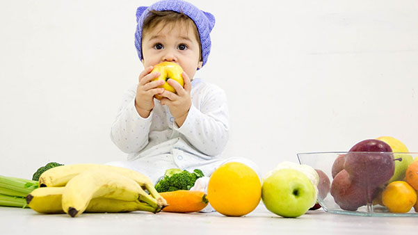 Bé mấy tháng có thể ăn được trái cây và ăn thế nào mới đúng cách?