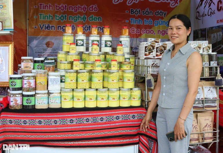 Nữ nông dân chặt cà phê, trồng nghệ, thu hàng trăm triệu mỗi năm