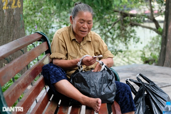 Hà Nội: Bà lão nhặt ve chai chuyên bắt móc túi ở hồ Hoàn Kiếm