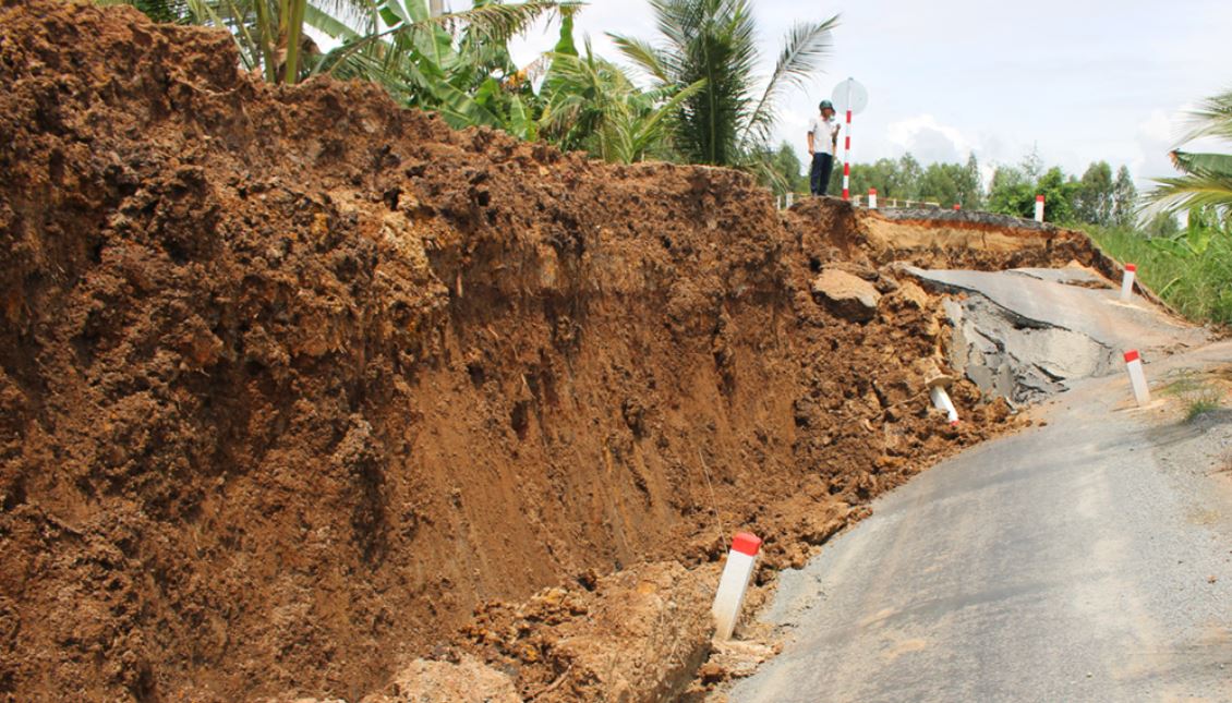 Đường ven sông Vàm Cỏ Tây lún 5 m vì 'nằm trên túi bùn'