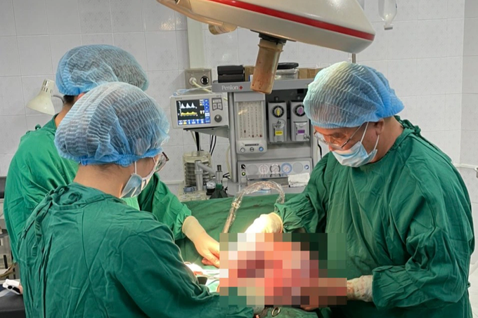 Một tháng sau khi sinh con, sản phụ được phát hiện khối u 10kg trong bụng