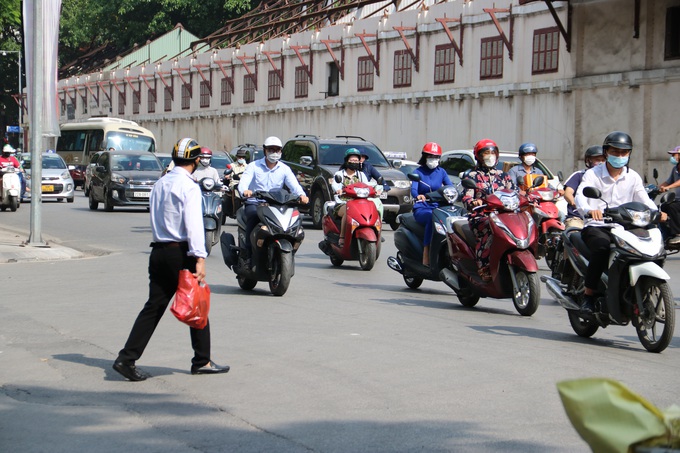 Nhường đường cho người đi bộ là chuyện lạ Việt Nam?