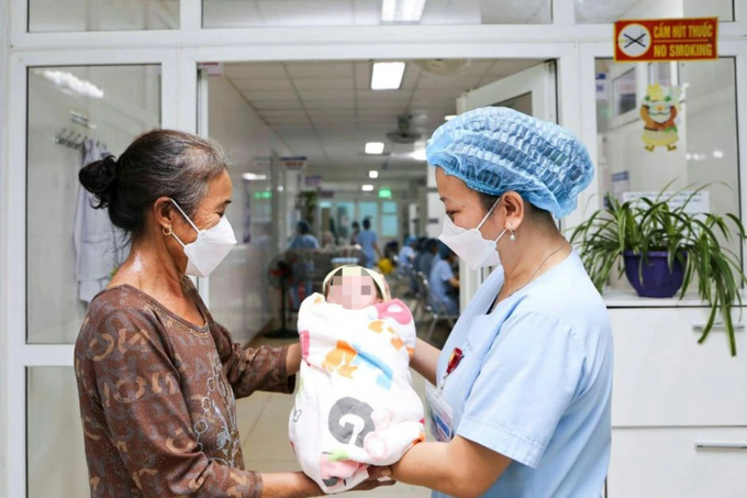 Cứu sống bé gái sinh non chỉ nặng 700 lạng
