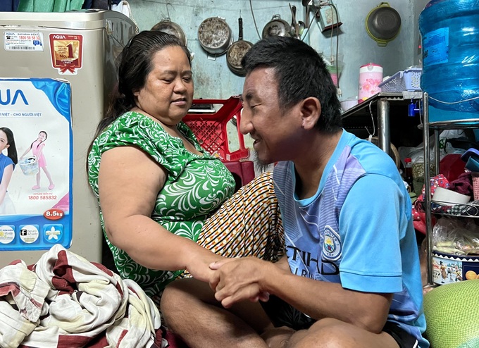 Người dì ghẻ 25 năm nuôi đứa con khờ của chồng cũ