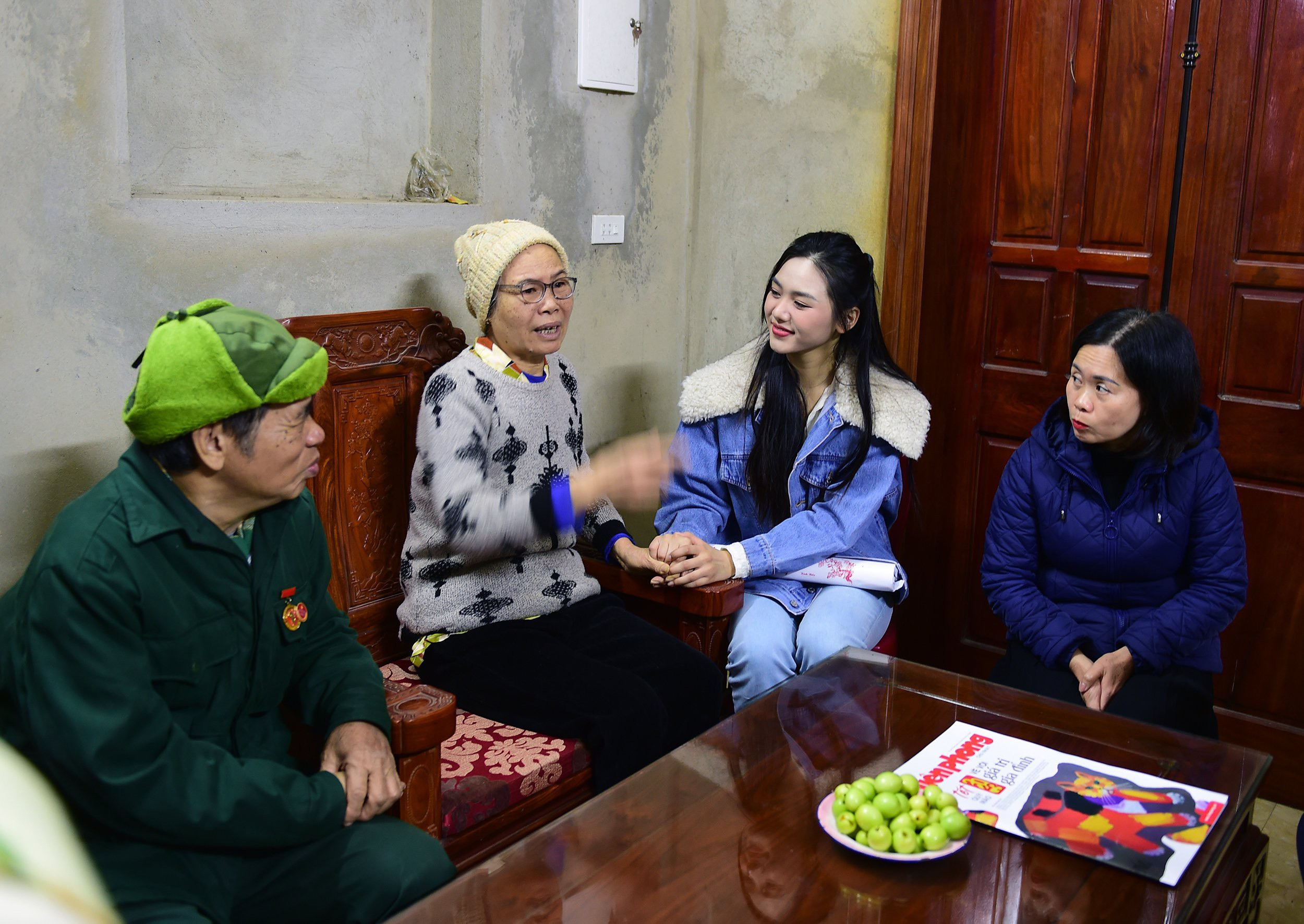 Đinh Khánh Hoà giản dị đi từ thiện dịp giáp Tết