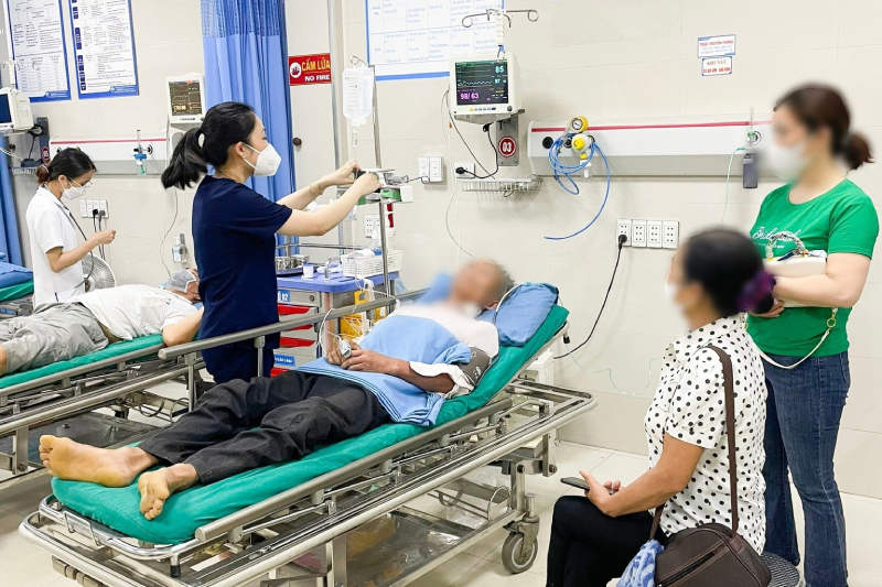Bôi rượu chữa sốc phản vệ nam bệnh nhân nguy kịch