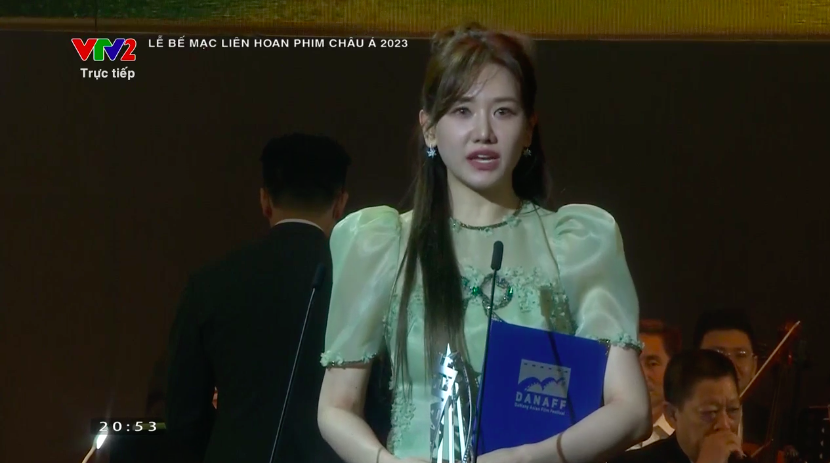 Trấn Thành vắng mặt, Hari Won thay chồng nhận giải 'Đạo diễn xuất sắc'