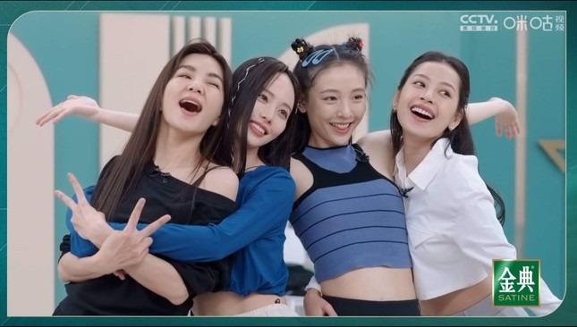 Chi Pu được mỹ nhân đẹp nhất Đạp Gió 2023 tặng quà