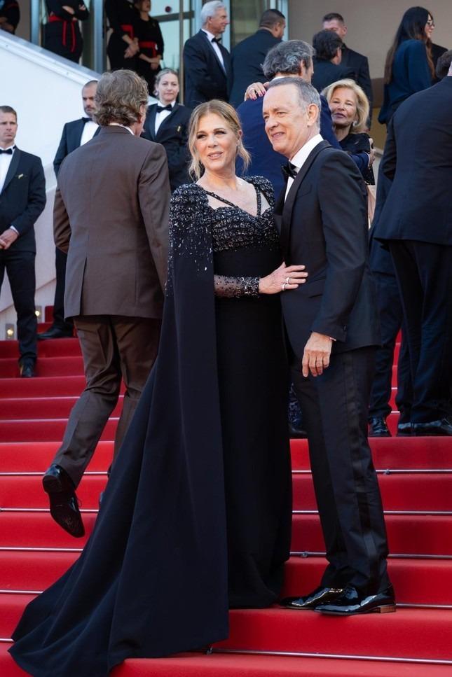 Vợ chồng Tom Hanks mắng mỏ nhân viên trên thảm đỏ Cannes