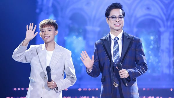 Bí mật phía sau những bó hoa tiền và cát xê khủng của Hồ Văn Cường: Chỉ là chiêu trò của Ngọc Sơn?