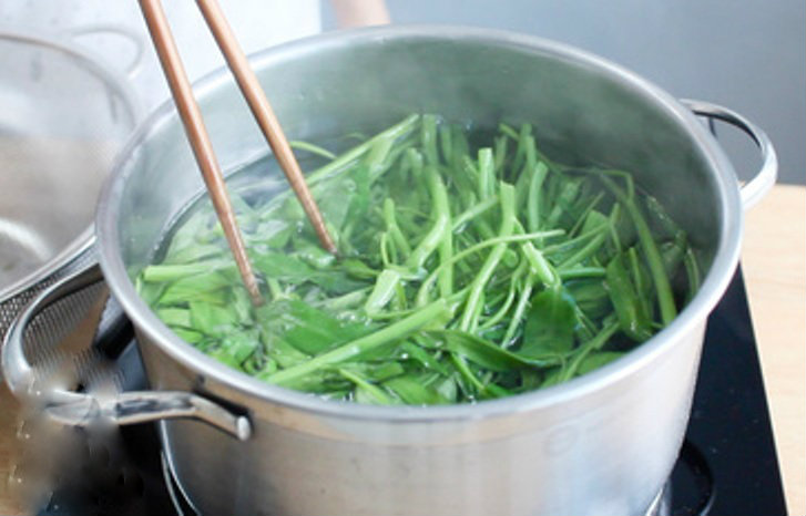Luộc rau muống bỏ ngay vào nước là dại: Thả thêm thứ này vào rau xanh mướt không bị thâm đen