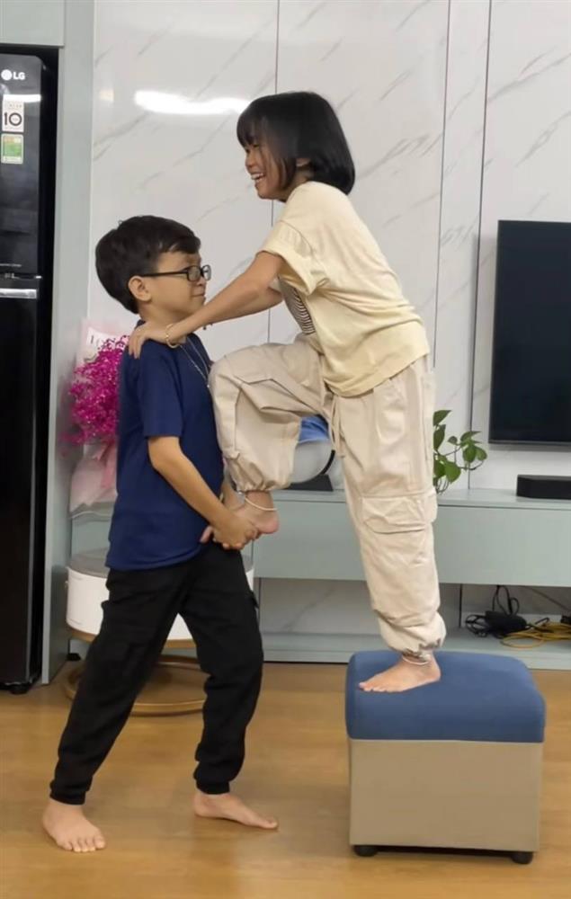 Cuộc sống hôn nhân hài hước của cặp đôi tí hon