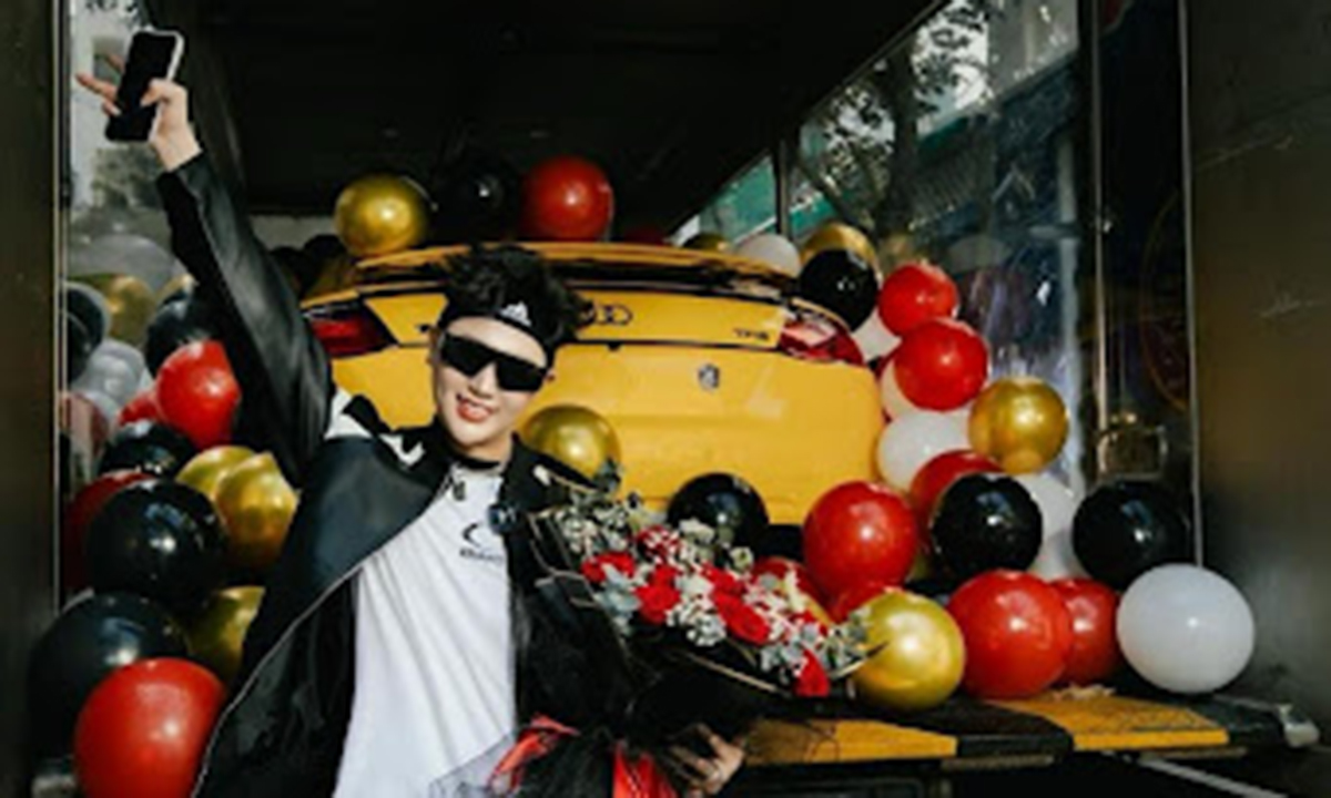 Mickey Q, 24 tuổi làm gì để mua nhà, mua xe liên tục?
