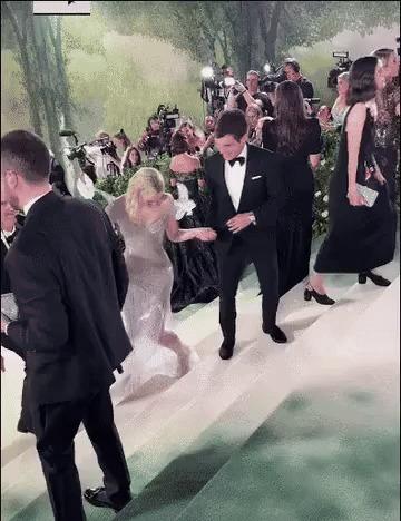 Met Gala bị mỉa mai là lễ hội bó chân