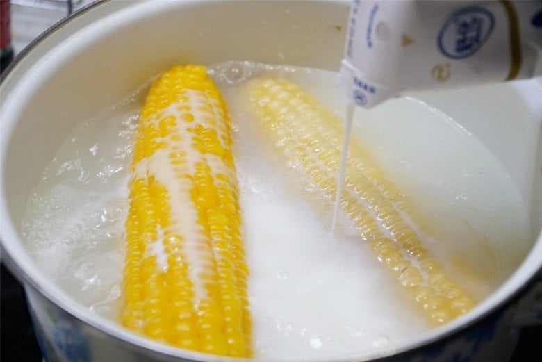 Luộc ngô đừng chỉ bỏ nước lã: Thêm gia vị này vào ngô mềm, ngọt ai ăn cũng thích